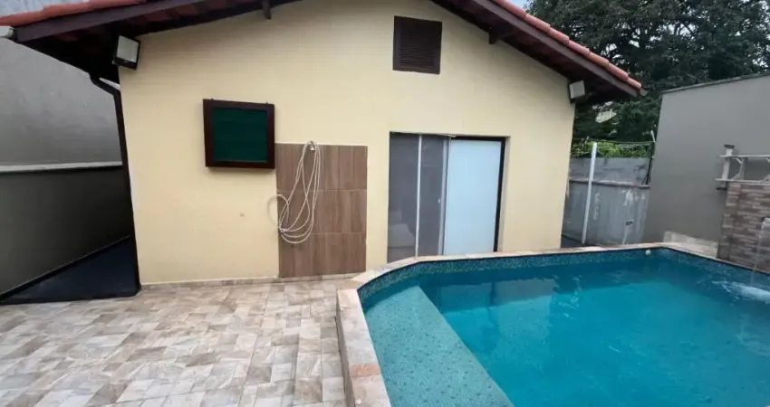 Casa no Bairro Suarão em Itanhaém, Possui 04 dormitórios e piscinae edicula.
