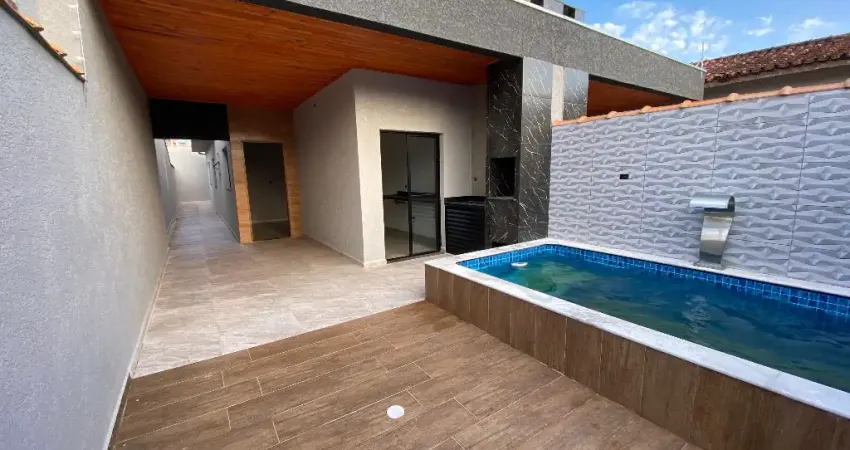 Casa no bairro Tupy em Itanhaém. Possui piscina e 02 dormitórios