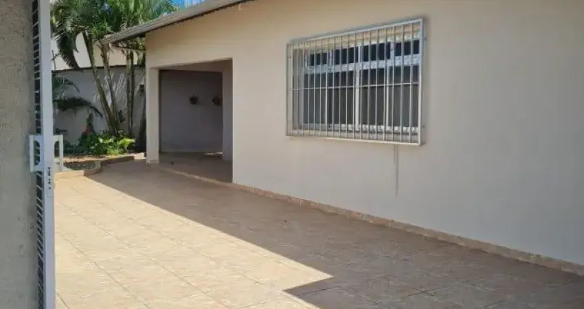 Casa no bairro Satélite em Itanhaém. Possui 02 dormitórios