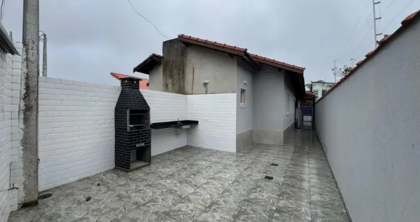 Casa para Venda, Itanhaém. Possui 2 dormitórios, sendo 1 suíte,piscina.