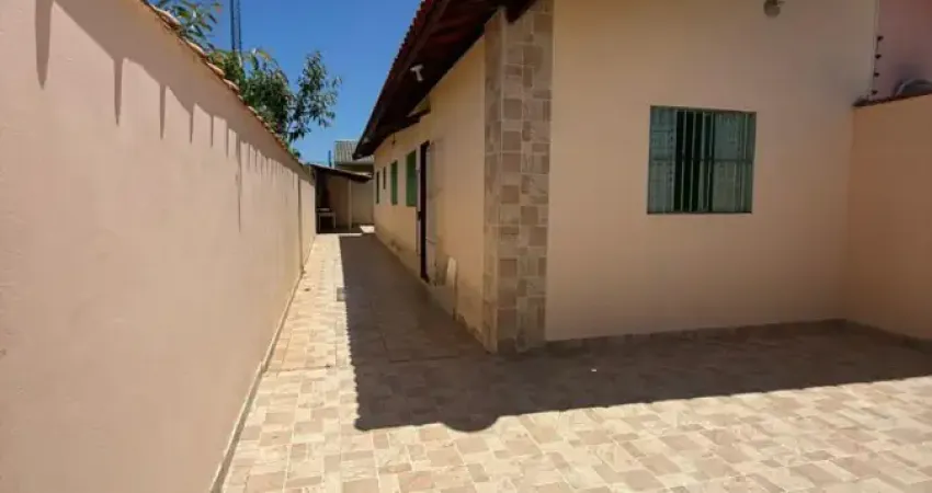 Casa para venda, itanhaém / sp. possui piscina e 02 dormitórios .