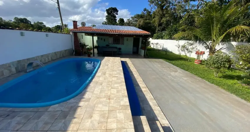 Casa  com piscina , 02 dormitórios e excelente quintal para venda, itanhaém / sp