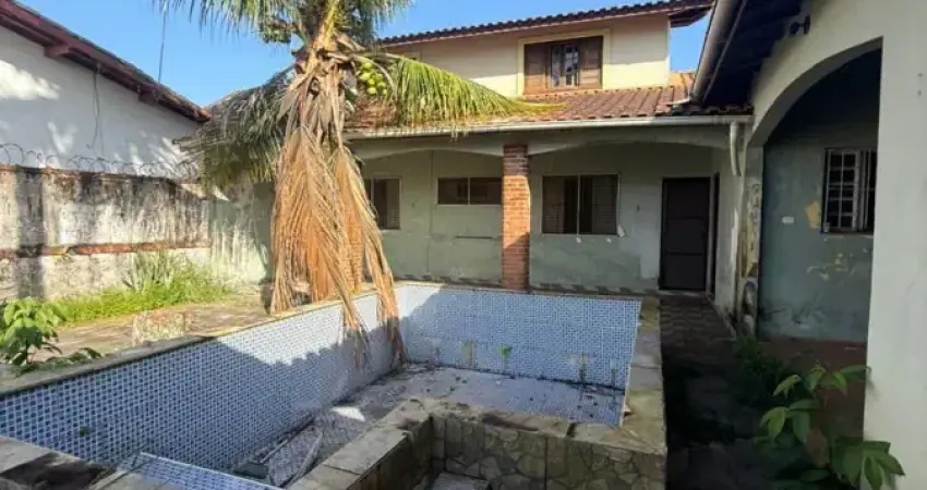 Sobrado no jardim tupy em itanhaém. possui 02 dormitórios sendo 01 suíte.