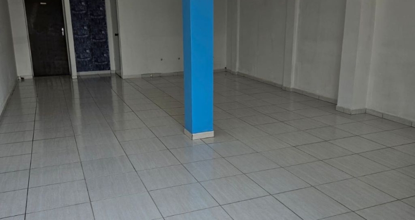 Sala comercial frente para a Estrada da Ribeira