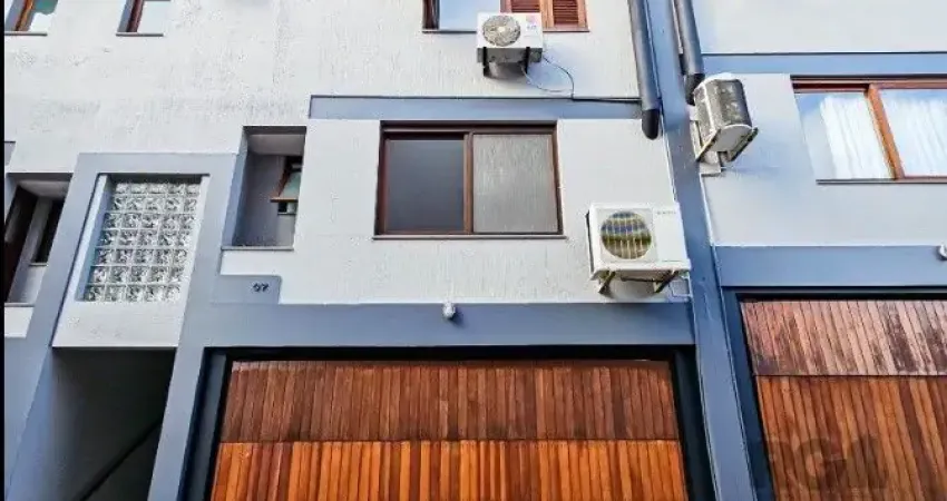 casa sobrado 3 dormitórios e 1 suite, vaga 2 carros.  lareira, churrasqueira com lavabo. No miolo da TRISTEZA.