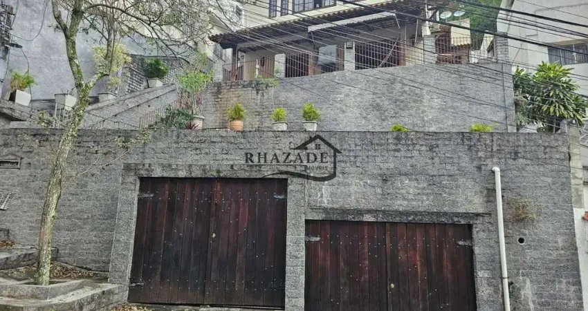 Excelente Duplex, ótima localização. 4 quartos sendo 2 suítes por R$ 900.000