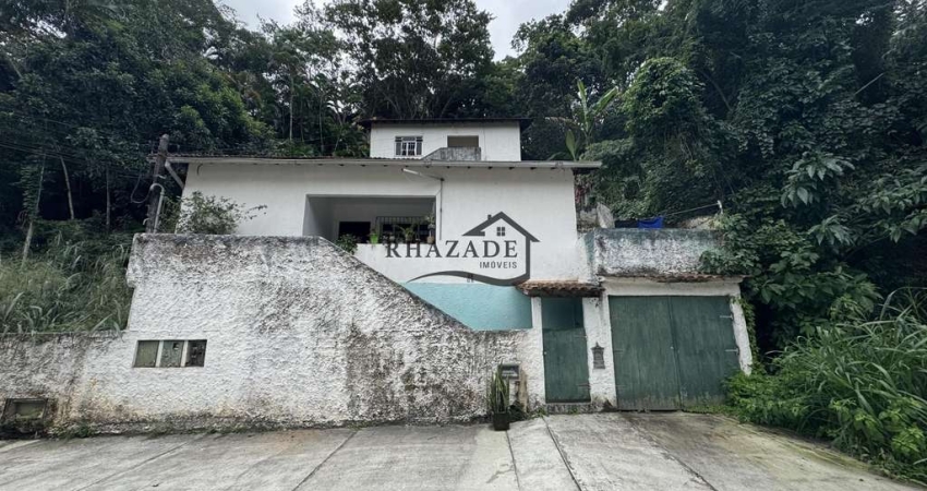 Oportunidade Imperdível em Serra Grande – Itaipu: 2 Casas + Terreno Vazio