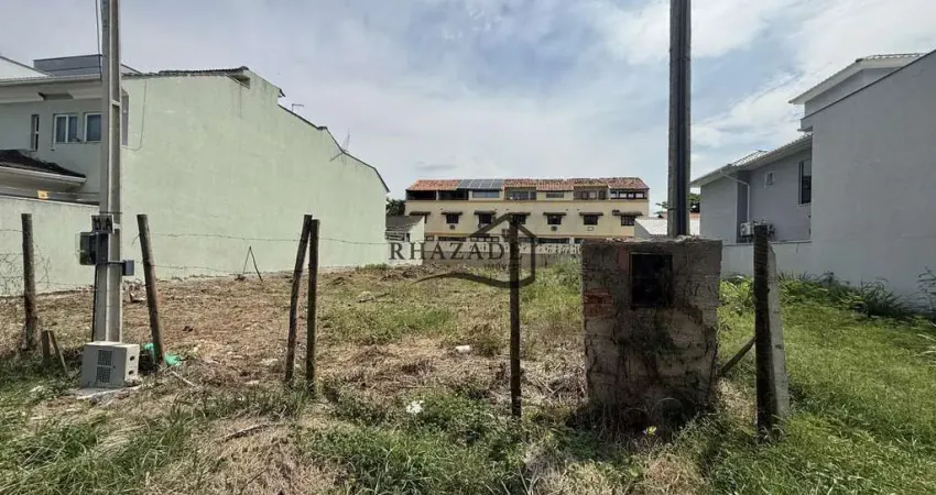 Excelente terreno plano em camboinhas, niterói. a apenas 450 metros da praia.