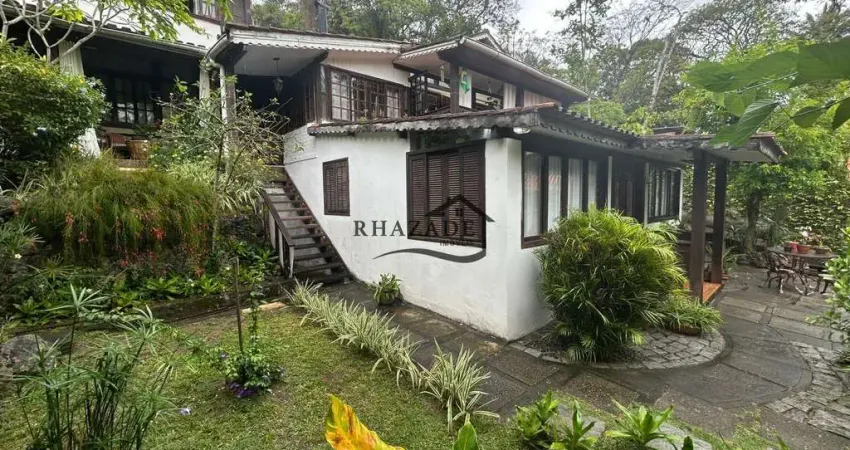 Casa triplex estilo americano – 295m² de área privativa em terreno de 802m²