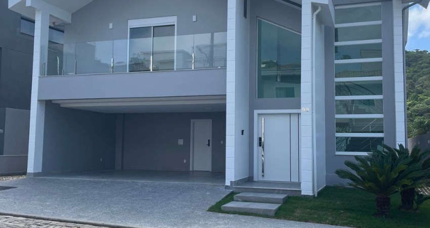 CASA EM BC...  com 5 suítes, 6 bwc, 3 vagas, nova, em cond. fechado com lazer completo, venha ver.