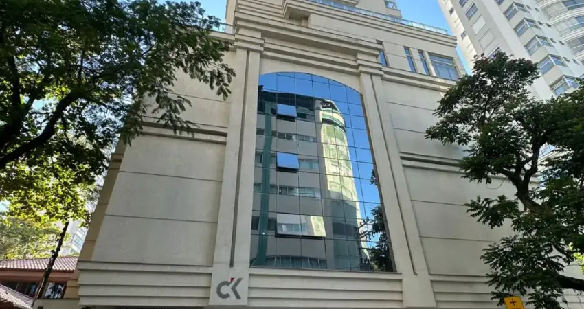 O imóvel está localizado no bairro Centro com 123 metros quadrados com 3 quartos sendo 3 suites e 4 banheiros.
