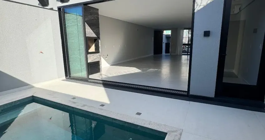 Sobrado para venda possui 160 metros quadrados com 3 quartos com piscina