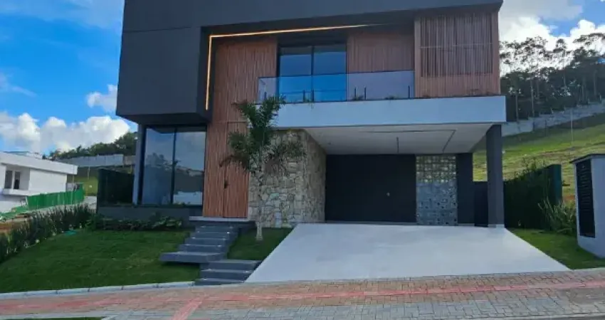 Oportunidade, casa nova de alto padrão em condomínio fechado,  4 su'tes, 6 bwc, 4 vagas, lazer completo com lago, não perca está excelente oportunidade, conheça e se apaixone