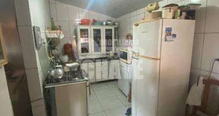 Vende-se Casa com 2 Dormitórios no Conjunto Hillda Mandarino em Londrina-PR