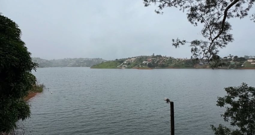 Bela chácara pé na água com uma grande area de laze em meio a natureza