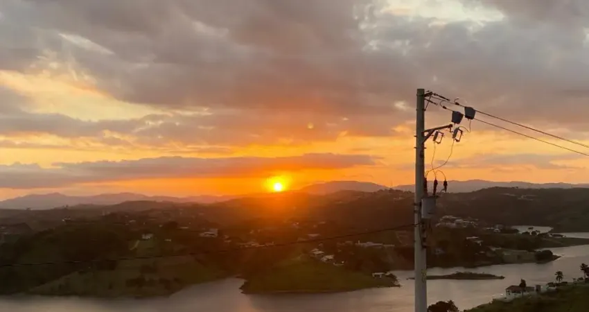 “Casa em Condomínio com Vista Privilegiada da Represa'