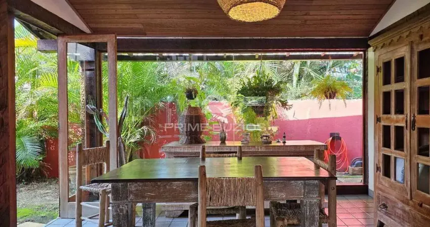 Casa independente à venda com 3 suítes, 5 vagas, em manguinhos, armação dos buzios, rj