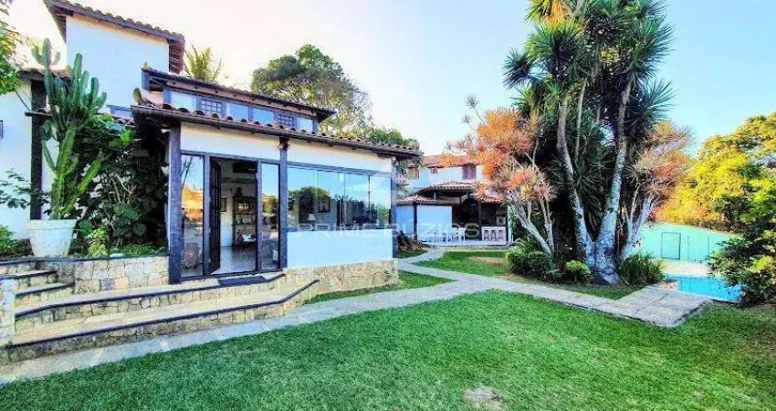 Casa independente à venda com 4 suítes, no centro de armação dos buzios, rj