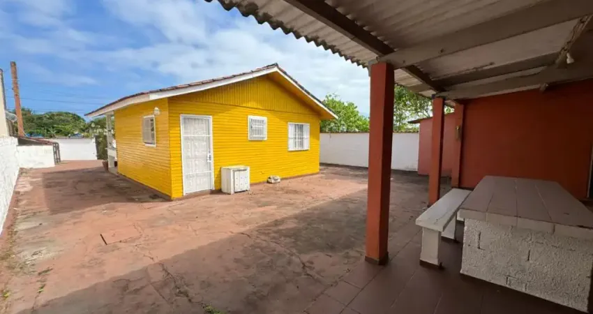 Casa com Terreno Enorme a 600m da Praia em Itanhaém – 3 Quartos, Churrasqueira e Escritura! Corre!