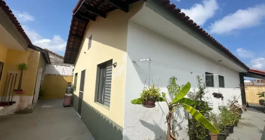 A 50 METROS DO MAR! Casa com Suíte, Churrasqueira e Escritura no Lado Praia em Itanhaém!