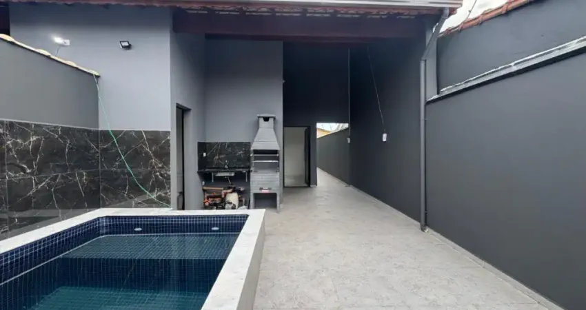 Boa e Barata! Casa com Piscina e Suíte a 70m da Rodovia! Financia com Escritura no Bairro Savoy – Itanhaém!