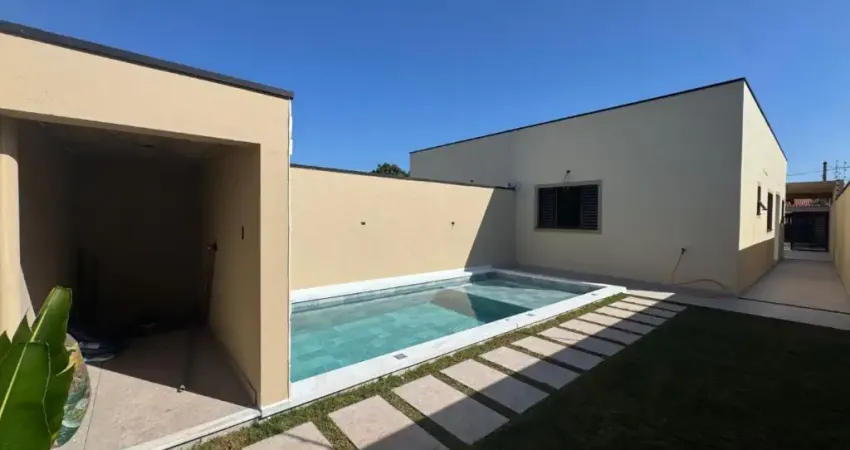 CASA TOP - Casa com Piscina e Suíte por Financiamento! Escritura Pronta no Grandesp – a 1.200m da Praia!