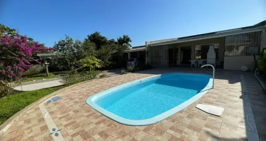 OPORTUNIDADEE! Casa com Piscina e Terreno de 900m² a 100m da Rodovia! Escritura Pronta em Peruíbe/SP!