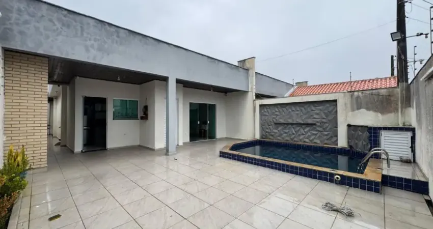Sucesso! Apenas 50 METROS da Praia! Casa com Piscina, Suíte e Financiamento Liberado em Itanhaém!