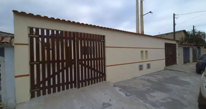 CHANCE!  Casa com Suíte, Rua Pavimentada e Financiamento Fácil em Itanhaém! Pronta pra Mudar!
