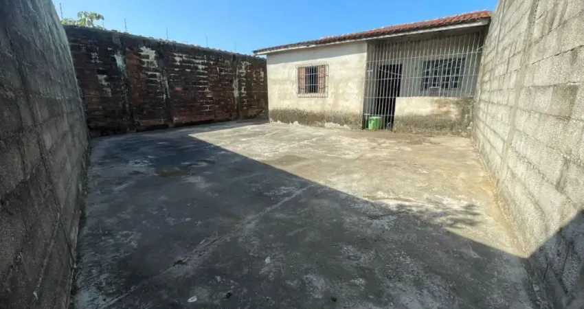 Casa com Suíte e 3 Dormitórios por Preço Acessível a 1km da Praia! Escritura Pronta em Itanhaém!