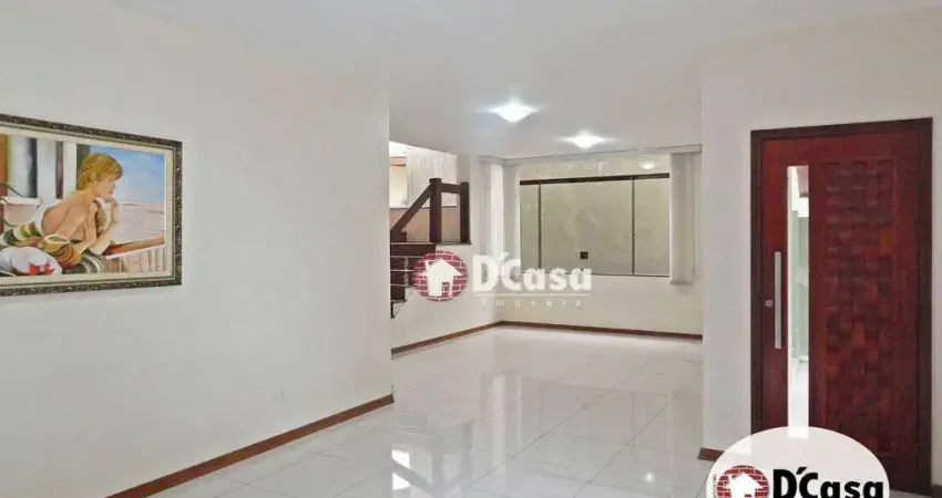Gracioso sobrado à venda com 3 quartos e área gourmet com piscina, no condomínio Primavera, Taubaté-SP