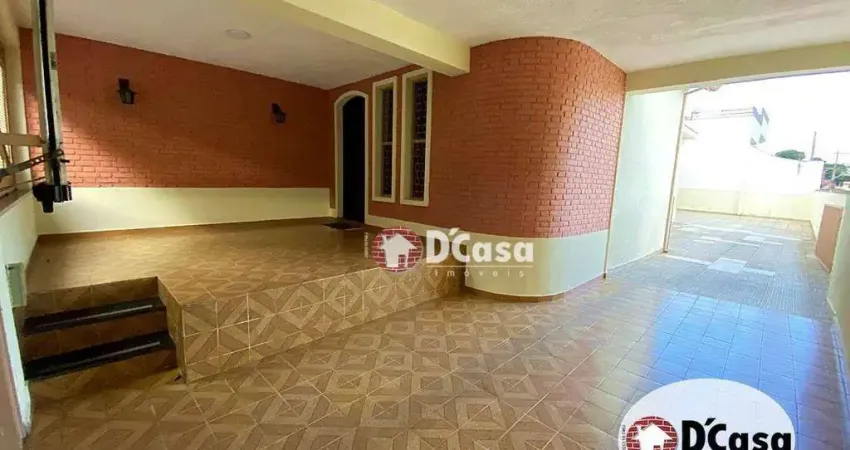 Casa térrea à venda para fim comercial ou residencial, espaço externo e privativo com câmara fria, localizada na avenida Dom Pedro I, Taubaté-SP.