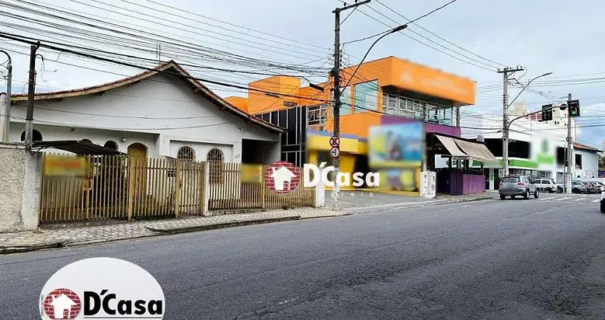 Casa térrea à venda para fim comercial em frente à Praça Santa Terezinha, no Centro, Taubaté - SP.