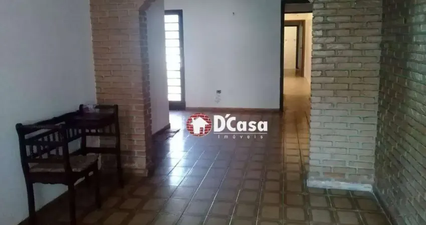 Casa com 3 quartos para alugar na Rua Engenheiro Fernando de Mattos, Centro, Taubaté