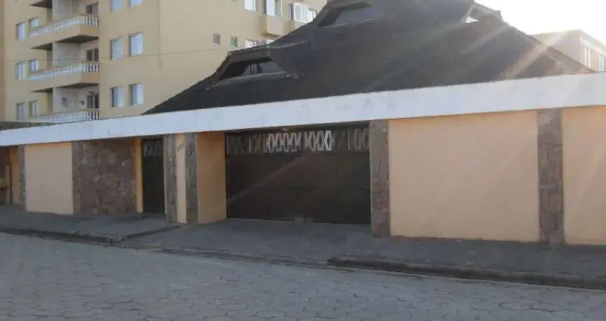Casa para Venda em Peruíbe, Centro, 8 dormitórios, 2 suítes, 3 banheiros, 8 vagas