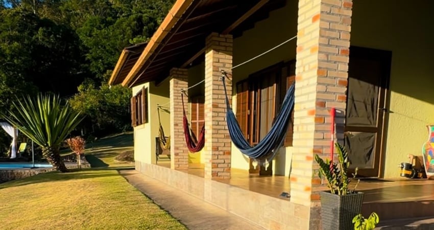 Refúgio Exclusivo à Venda! Sofisticação e Natureza em Governador Celso Ramos