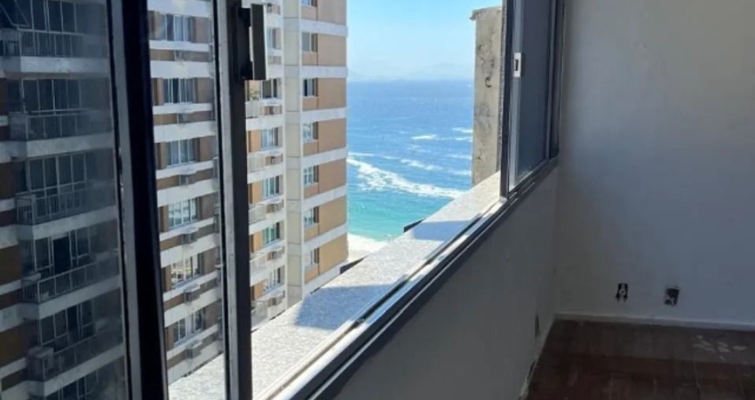 Amplo Apartamento de 4 Quartos na Quadra da Praia de Copacabana com vista mar
