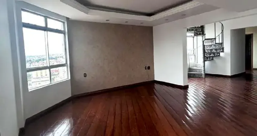 Cobertura com grande potencial de reforma no centro da cidade!