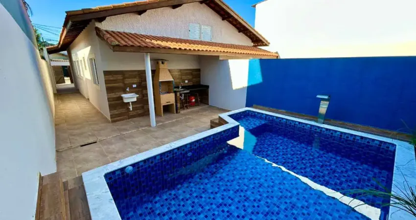 Casa com piscina e área gourmet em nova itanhaém – 2 dorms (1 suíte), rua calçada a 1km da rodovia!