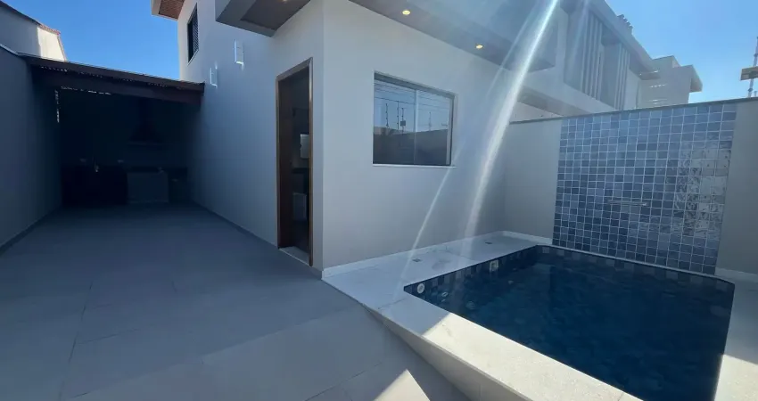 Casa no nova peruíbe com piscina, área gourmet e suíte a 1km da praia