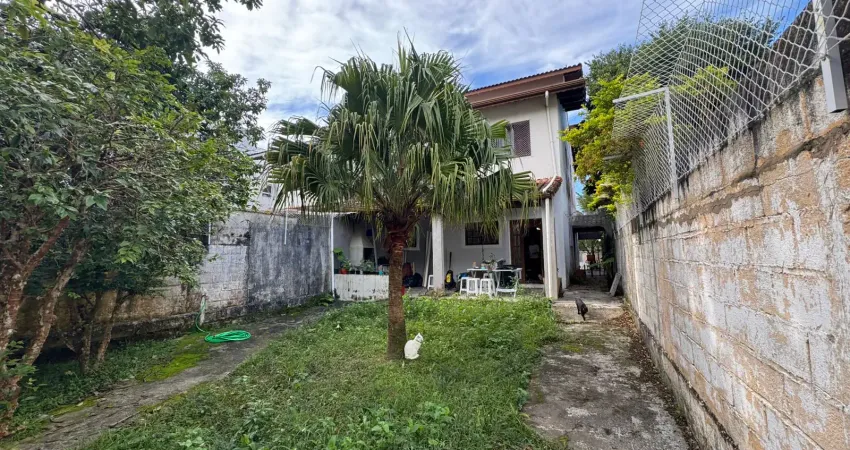 Casa no centro de peruíbe com 3 dormitórios, suíte e área gourmet a 800m da praia