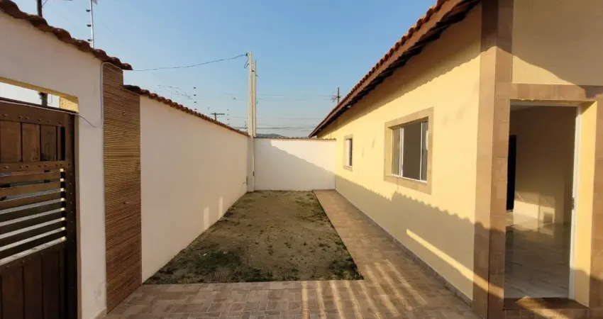 Casa no bairro nova itanhaém em itanhaém, lado serra a 500m da rodovia com 02 dormitórios e amplo espaço para 04 vagas