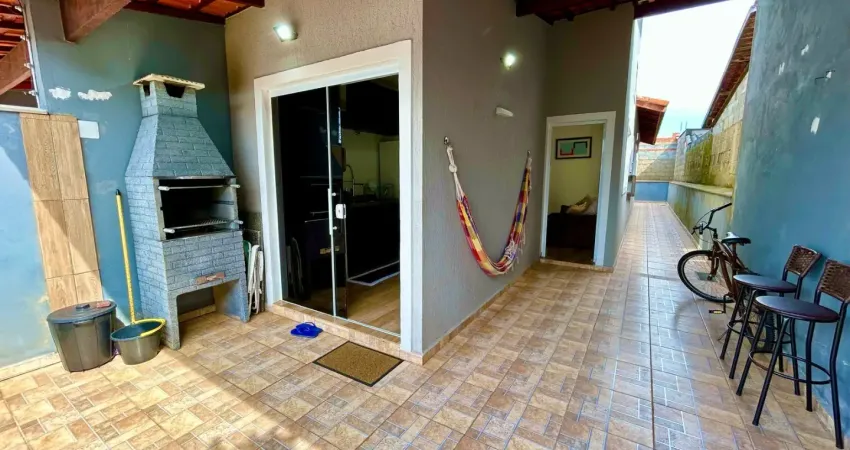 Casa no jardim regina em itanhaém, lado praia a 1500m do mar com 02 dormitórios (1 suíte), área gourmet e vaga para 03 automóveis