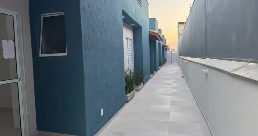 Casa em condomínio no cibratel ii em itanhaém, lado praia a 1200m do mar com 02 suítes, piscina, área gourmet e financiamento bancário disponível