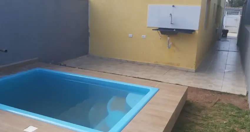 Casa no jardim regina em itanhaém, lado praia a 1,6km do mar com 02 dormitórios (1 suíte), piscina, espaço gourmet