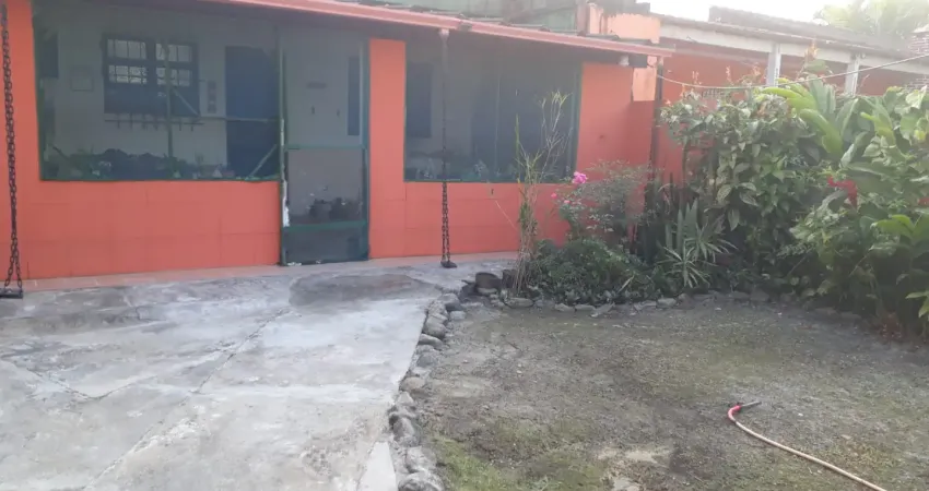 Casa no jardim regina em itanhaém, lado praia a 800m do mar com amplo terreno, espaço para piscina e vaga para 06 automóveis