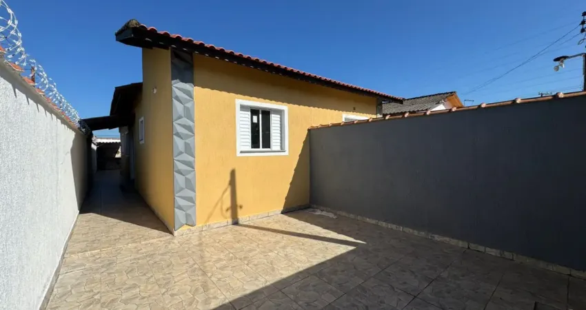 Casa no bairro bopiranga em itanhaém, lado praia a 1500m do mar com 02 dormitórios (1 suíte), piscina, área gourmet