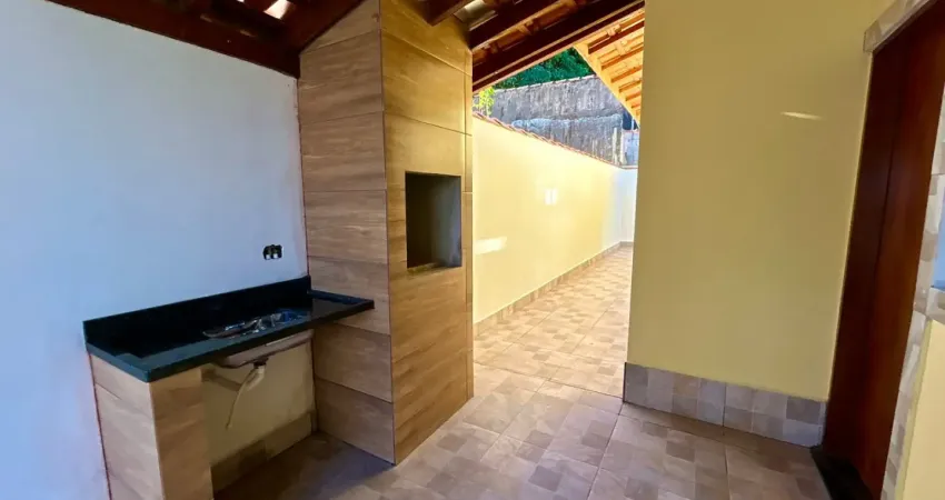 Casa no jardim regina em itanhaém, lado praia a 1500m do mar com 02 dormitórios (1 suíte), piscina, área gourmet e vaga para 02 automóveis