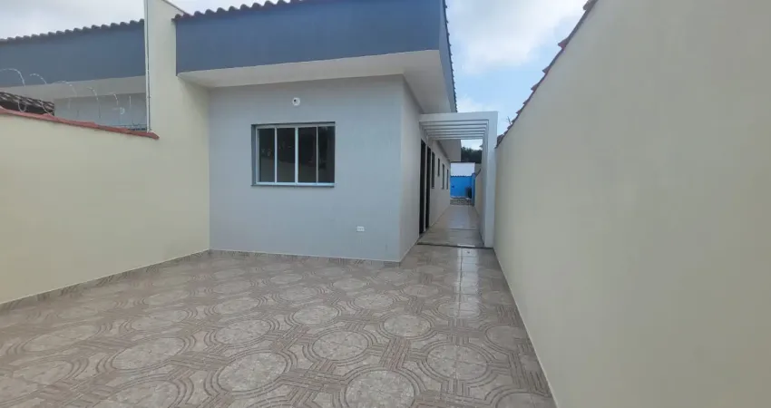 Casa no bairro nossa senhora do sion em itanhaém, lado serra a 1500m da rodovia com 02 dormitórios (1 suíte), piscina, área gourmet e vaga para 02 automóveis