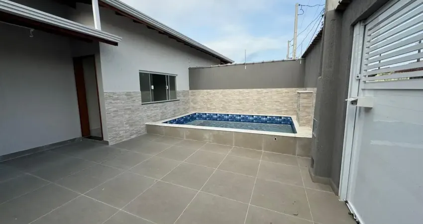 Casa no suarão em itanhaém, lado serra a 100m da rodovia com 02 dormitórios (1 suíte), piscina, área gourmet e vaga para 02 automóveis
